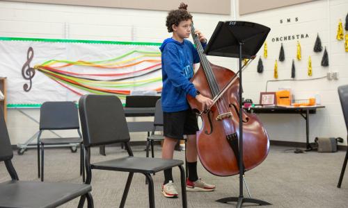 Tips for Music Educators: Teaching English Language Learners Student playing the cello
